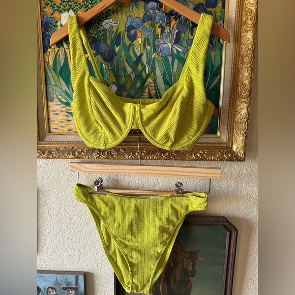 Abercrombie NWT Bright Green Bikini Size Medium - Picture 1 of 4